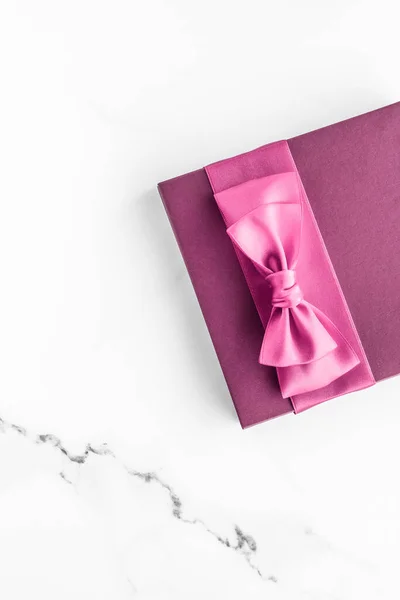 Ροζ Κουτί Δώρου Μεταξωτό Φιόγκο Μαρμάρινο Φόντο Κορίτσι Μωρό Ντους — Φωτογραφία Αρχείου