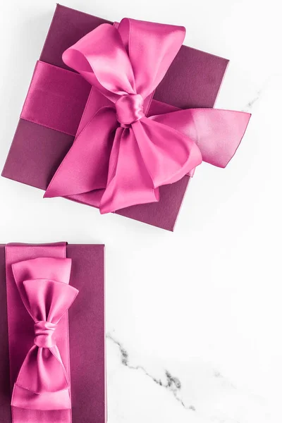 Rosa Presentförpackning Med Silke Båge Marmor Bakgrund Flicka Baby Dusch — Stockfoto