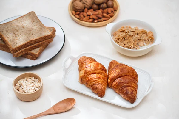 Gesundheit Und Buntes Frühstück Waffeln Muffins Mandeln Haselnüsse Verschiedene Frische — Stockfoto