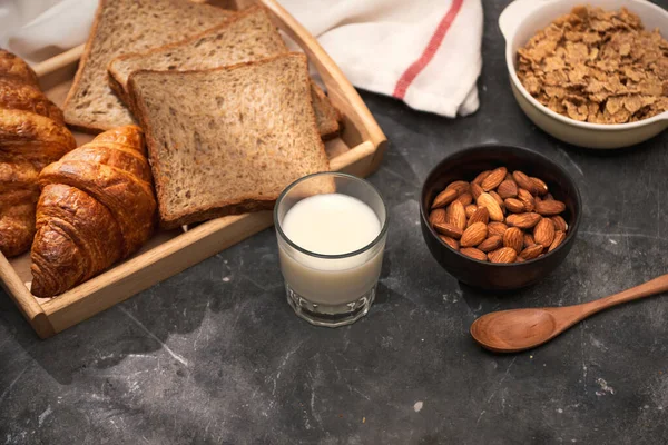 Ontbijt Met Toast Croissant Melk Een Glazen Fles Goede Start — Stockfoto