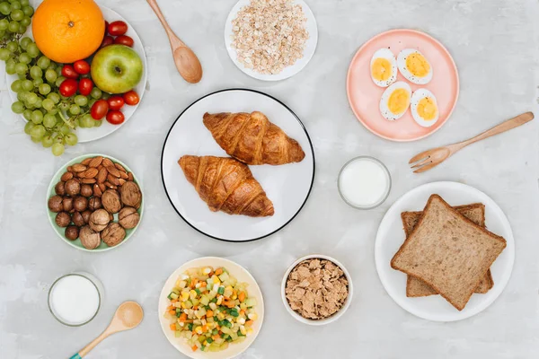 黒いコンクリート背景に健康的な朝食の食材 オート麦フレーク アーモンド ミルク ナッツ 果物や果実 健康的なライフ スタイル ダイエット 健康的な食事の概念 — ストック写真