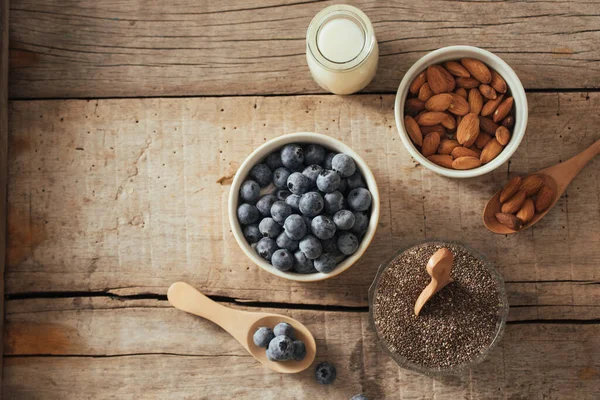 新鮮なブルーベリー 木の板にミルクとアーモンドとチアの種子 理想的な健康的な朝食のコンセプト — ストック写真