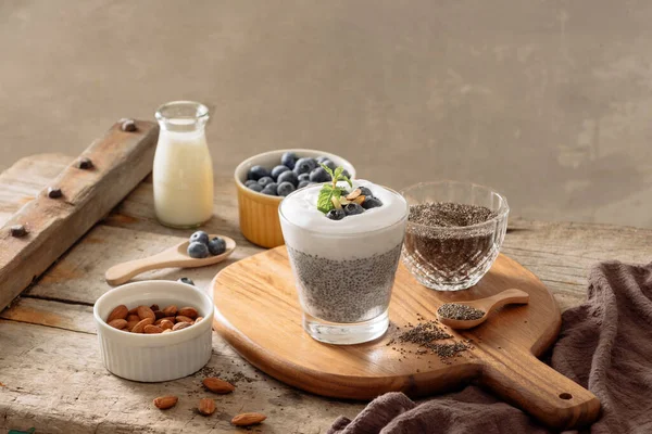 Πουτίγκα Chia Μούρα Και Γάλα Γλυκό Θρεπτικό Επιδόρπιο Υγιεινό Πρωινό — Φωτογραφία Αρχείου