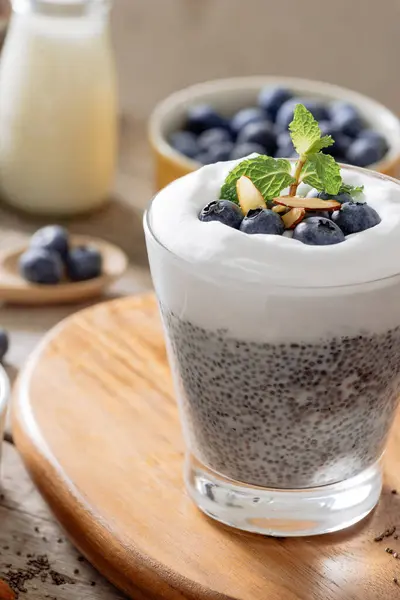 Chia Pudingi Çilek Süt Tatlı Tatlı Sağlıklı Kahvaltı Superfood Kavramı — Stok fotoğraf