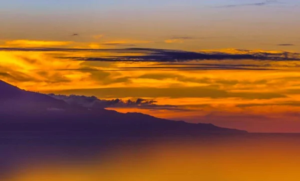 Пейзаж Красивых Гор Закате — стоковое фото