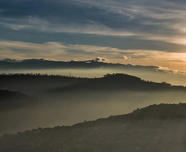 朝の美しい山の風景 — ストック写真