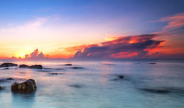 夕阳西下平静的岩石海滨风景如画 — 图库照片