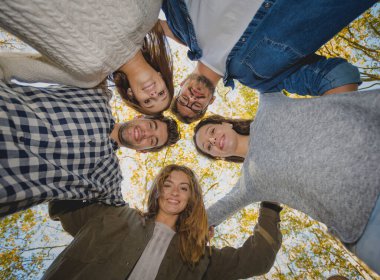 Sonbahar ormanındaki dostların alt görüntüsü