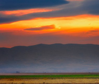 Gün batımında güzel dağların manzarası 