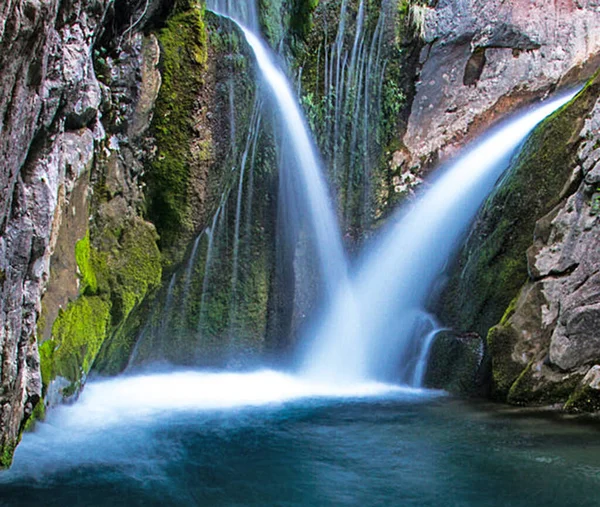 Cachoeira Pitoresca Fluindo Por Rochas Musgosas Fundo Natureza — Fotografia de Stock