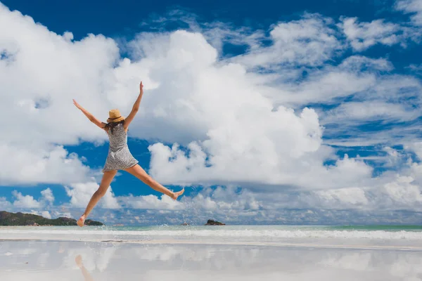 美しい女性の浜のジャンプ — ストック写真