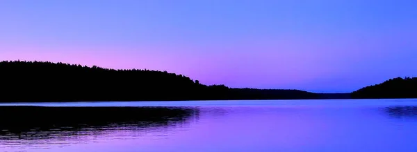 夜の湖と山の風景 — ストック写真