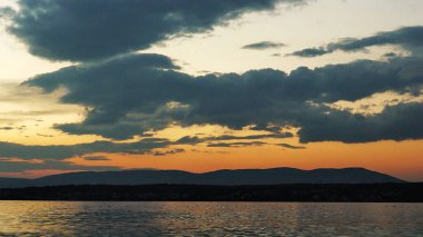 Hırvatistan 'da güzel deniz manzarasının üzerinde gün batımı