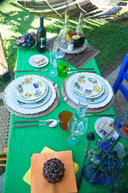 Güzel bir açık hava yemek masası. 