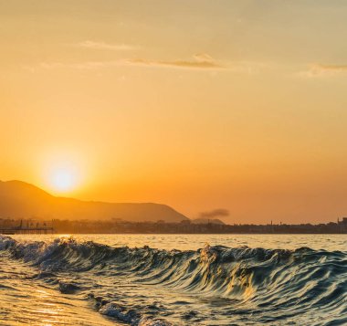 Gün batımında deniz manzarası