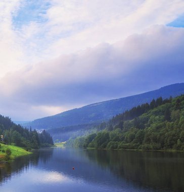Göl ve dağ manzarası 