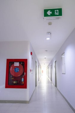 Acil çıkış kapısı ışığı ve yangın söndürücüler.