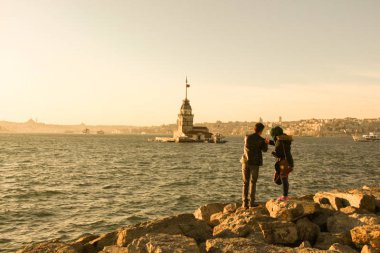 Genç kızları Istanbul'da bulunan kule