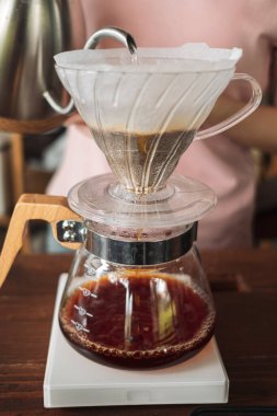 Kahve damlatan barmen ve yavaş kahve barı tarzı.