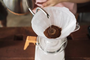 Kahve damlatan barmen ve yavaş kahve barı tarzı.