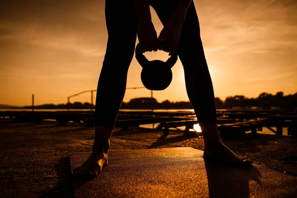 Спортивная Молодая Женщина Делает Упражнения Открытом Воздухе — стоковое фото