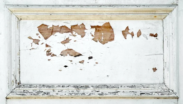 白色油漆裂缝和剥皮露出下面的木头 — 图库照片