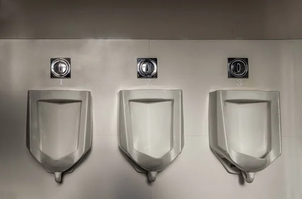 Erkekler Tuvaletinde Beyaz Ayrık Pisuvar Otomatik Kızılötesi Sifon Erkekler Için — Stok fotoğraf
