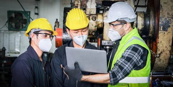 ユニフォームとメガネを着用しているプロのアジアの男性エンジニアのチームがラボトップを使用しています — ストック写真