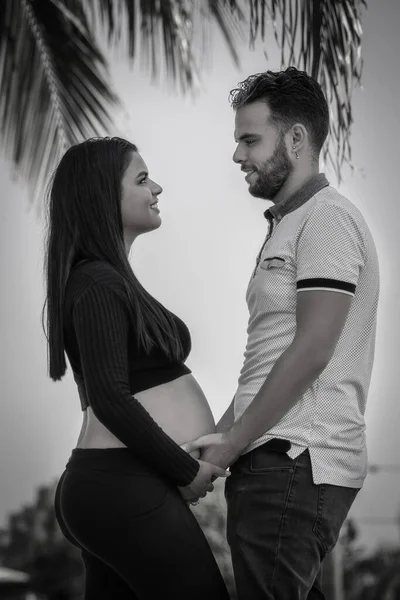 Paar Erwartet Ein Kind Und Posiert Schwarz Weiß Freien — Stockfoto