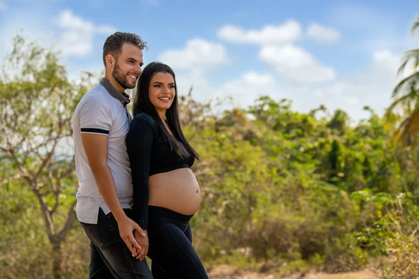 Couple Expecting Child Posing Outdoors — Stock Photo, Image