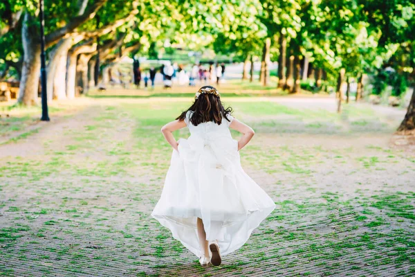 Komünyon Elbiseli Kız Parkta Koşuyor — Stok fotoğraf
