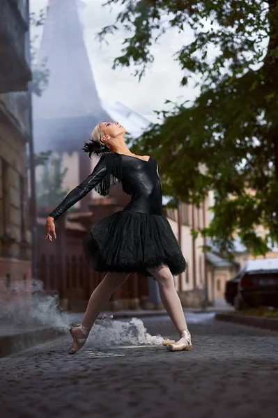 Nádherná Baletka Černém Oblečení Tančit Ulicích Města — Stock fotografie