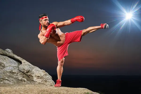 Мускулистый Боксер Тренируется Открытом Воздухе — стоковое фото