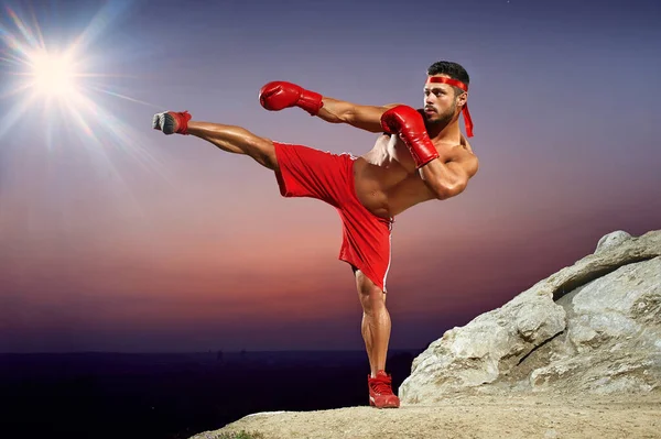 夕方のトレーニング サイドキック 赤いボクシング手袋 赤いボクシングの手袋 裸の胴体 開発された筋肉 筋肉体 運動選手でのトレーニングのボクサー — ストック写真