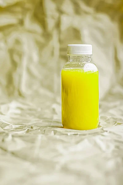 Świeży Sok Limonki Lub Cytryny Ekologicznej Butelce Tworzywa Sztucznego Nadającej — Zdjęcie stockowe
