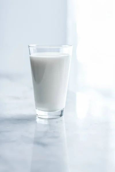 世界牛奶日 大理石桌上的全玻璃 — 图库照片
