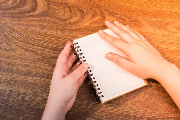 Notebook Hand Een Bruine Kleur Achtergrond — Stockfoto