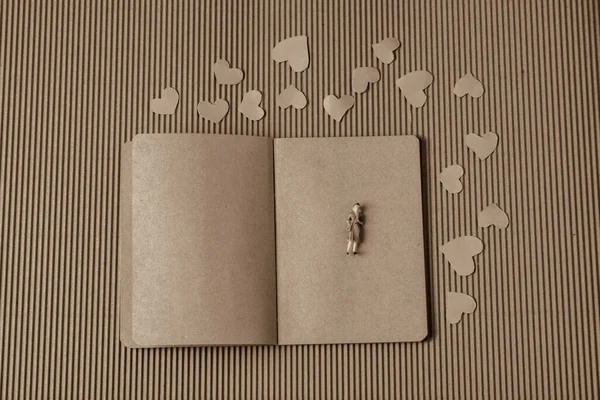 女性の置物と紙の心の愛の概念 — ストック写真