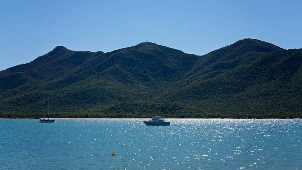 山を背景に輝く海に係留されたボート — ストック写真