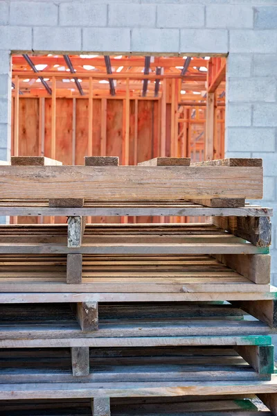 住宅建筑工地的木材托盘 — 图库照片
