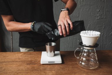 Kahve damlatan barmen ve yavaş kahve barı tarzı.