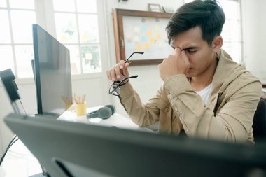 Programcılar ve geliştiriciler yazılım kodluyor ve geliştiriyor