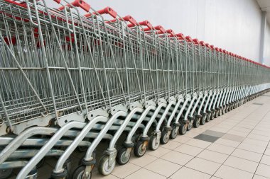 Arabalar düzgünce dizilmiş..