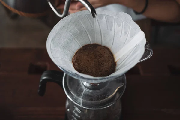 バリスタ滴下コーヒーとスローコーヒーバースタイル — ストック写真