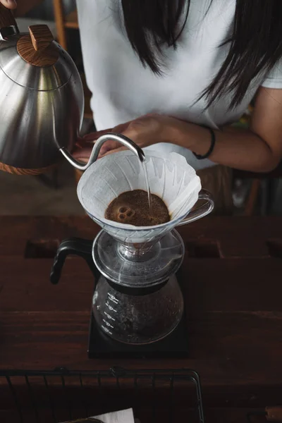 Barista Kapanie Kawy Powolny Styl Kawiarnia — Zdjęcie stockowe