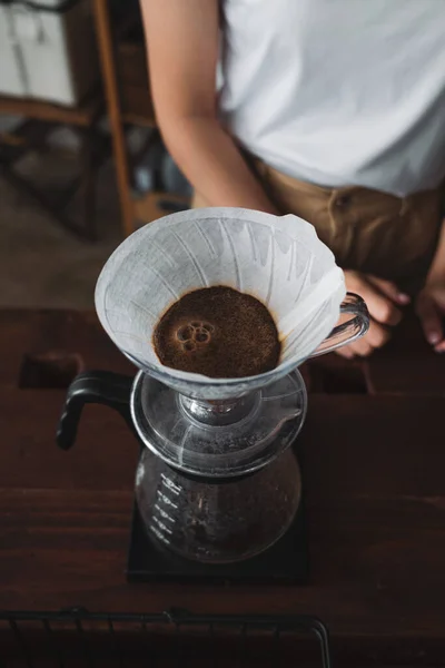 バリスタ滴下コーヒーとスローコーヒーバースタイル — ストック写真