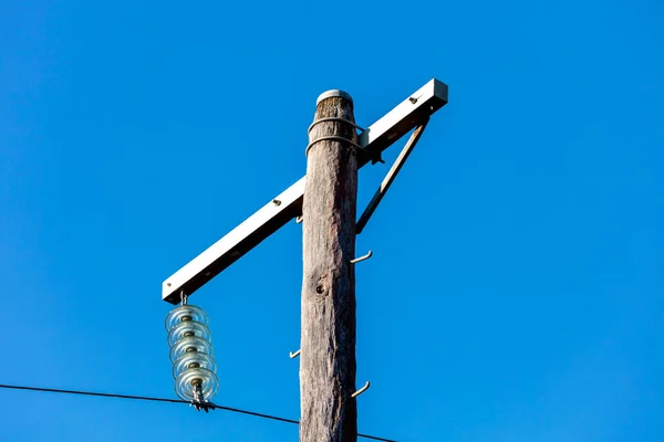 Fotografie Eines Hölzernen Telefonmasten Und Kabels — Stockfoto