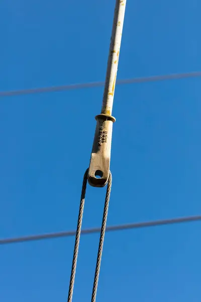 送電線上の張力ブラケットの写真 — ストック写真