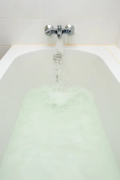 Bañera Lujo Grifo Con Agua —  Fotos de Stock