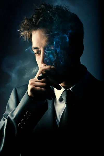 Mladý Pohledný Stylový Muž Kouření Doutník — Stock fotografie